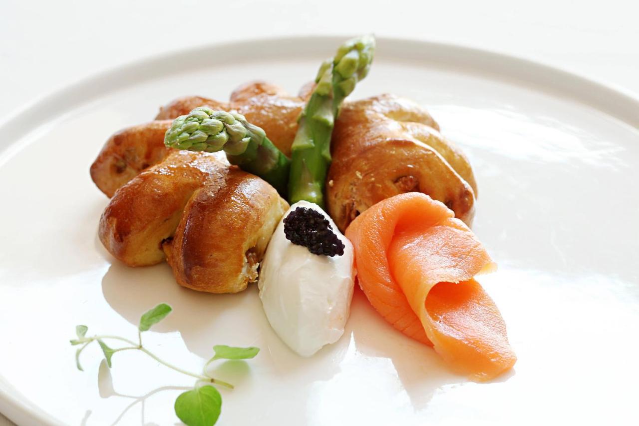 Le Meridien Jidda Eksteriør bilde Caviar with asparagus and salmon