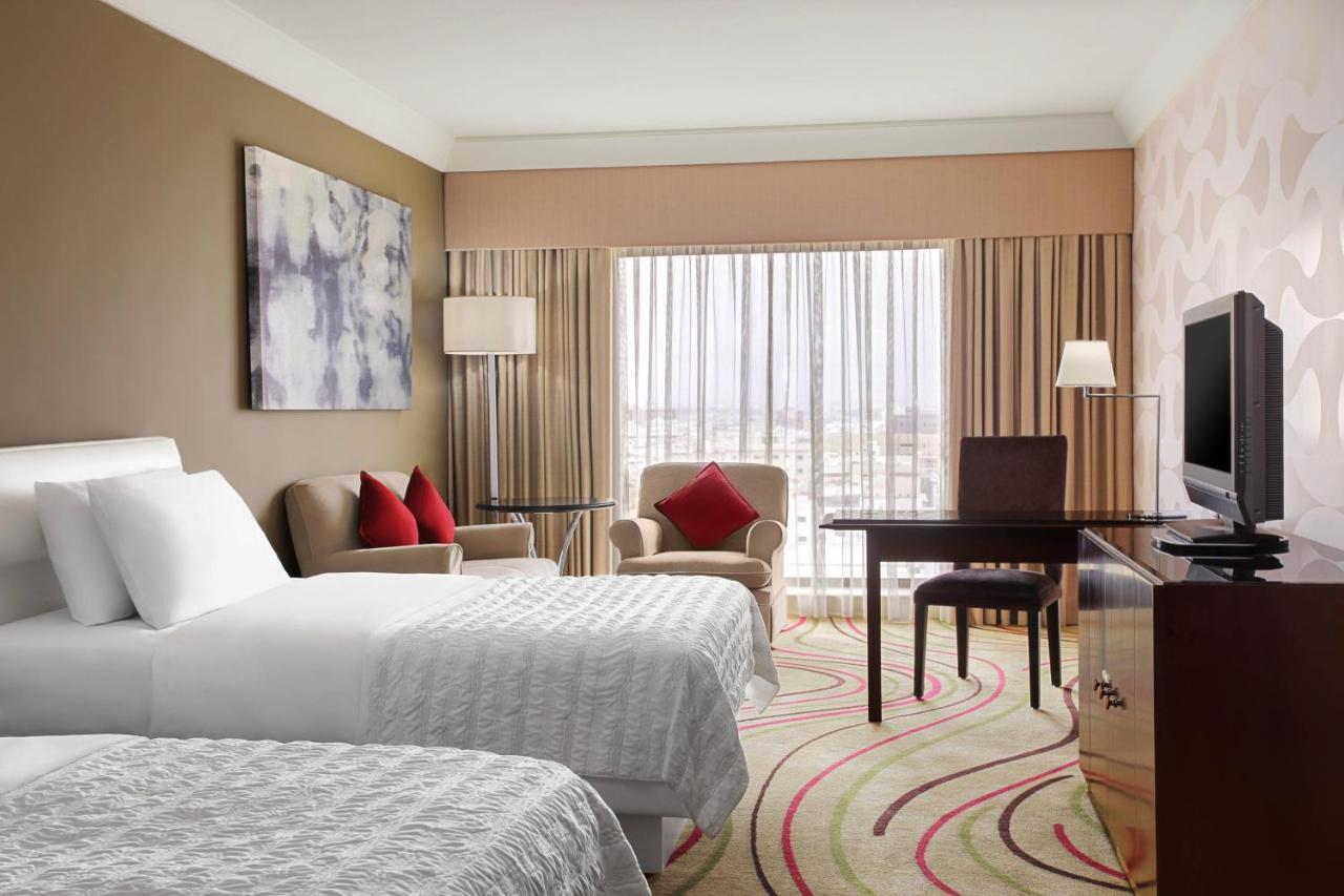 Le Meridien Jidda Eksteriør bilde A guest room at the Sheraton Jumeirah Hotel