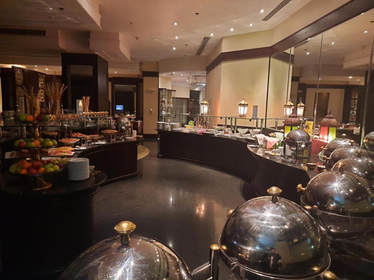 Le Meridien Jidda Eksteriør bilde The buffet at the hotel