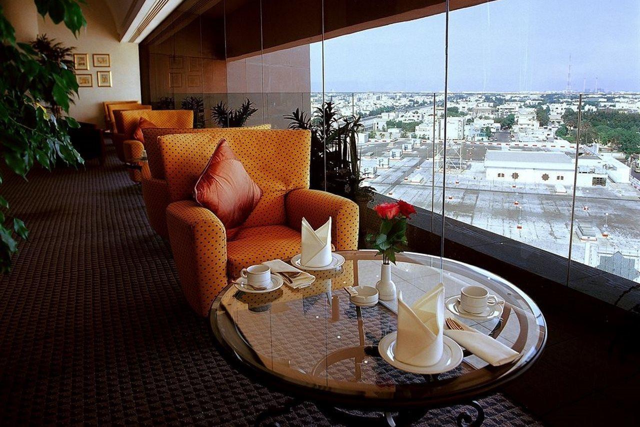 Le Meridien Jidda Restaurant bilde The lounge at the airport