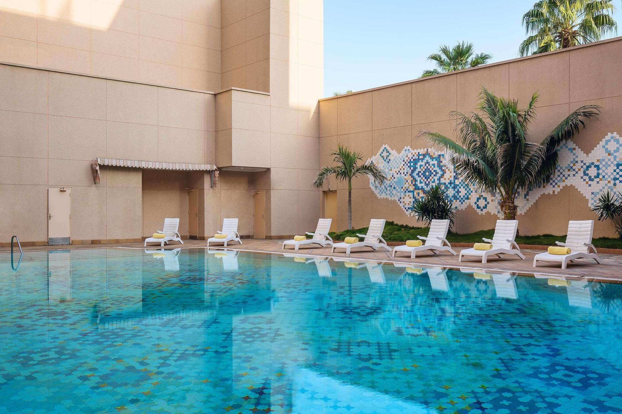 Le Meridien Jidda Eksteriør bilde Swimming pool at the hotel